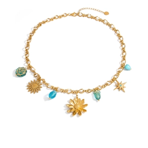 Detail der 18K Goldkette mit türkisfarbenen Blumenanhängern und Sonnen-Anhängern