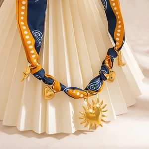 Seidenband-Halskette mit goldenen Herzanhängern und floralen Elementen im Vintage-Stil