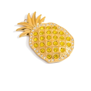 Dettaglio del ciondolo a forma di ananas in oro 18K con cristalli gialli e strass