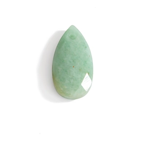 Détail macro d'un pendentif en pierre précieuse verte facettée en forme de goutte