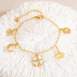 Detail von 18K vergoldetem Edelstahlarmband mit Kleeblatt und Muschel Anhängern