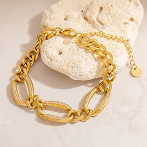 18K vergoldetes Gliederketten-Armband mit diamantbesetzten Gliedern auf Koralle