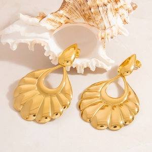 Elegantes pendientes de gota en acero inoxidable chapado en oro 18K con textura de concha