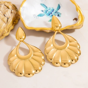Pendientes de gota en acero inoxidable dorado con diseño elegante de textura de concha