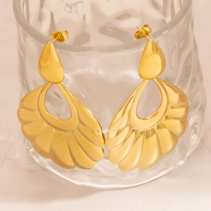 Elegantes pendientes de gota en acero inoxidable dorado con diseño de abanico