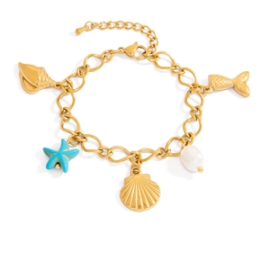 18K vergoldetes Edelstahl-Armband mit Meeresmuscheln und Perlen auf weißem Grund