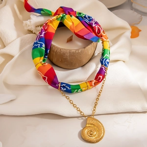 Collana bohemian in tessuto arcobaleno con ciondolo a conchiglia nautilus dorata