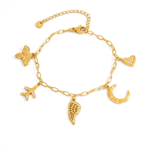 Details des goldenen Bettelarmbands mit Anhängern aus Schmetterling, Flugzeug und Herz