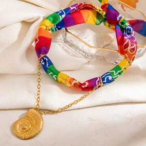 Choker in seta arcobaleno con catena dorata a strati e ciondolo a conchiglia a spirale