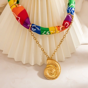 Collana boho con ciondolo a conchiglia, tessuto paisley colorato e design a catena dorata
