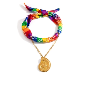 Collana a sciarpa in seta arcobaleno con un grande ciondolo a conchiglia dorata