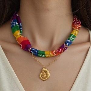 Collana in Acciaio Inossidabile con Sciarpa di Seta Arcobaleno per Donna Ciondolo a Conchiglia Nautilus Oro Gioielli Boho