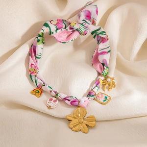 Collier foulard en soie à motif tulipes avec pendentifs dorés et breloques émaillées