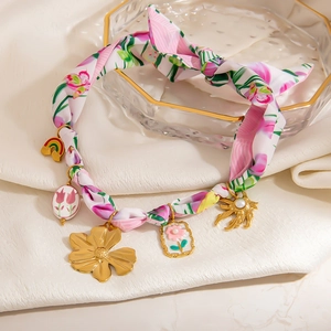 Collier foulard en tissu floral avec breloques dorées arc-en-ciel et fleurs pour femme