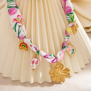 Collier pendentif foulard en soie tulipe vintage français avec breloques dorées 18K