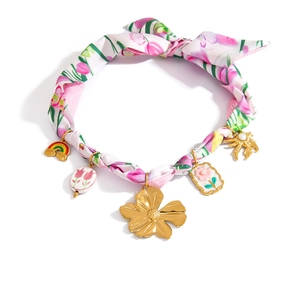Collier foulard en soie style tropical avec breloques arc-en-ciel et fleurs colorées