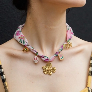 Collier Écharpe en Acier Inoxydable Bohème pour Femme Écharpe Effet Soie Imprimé Floral avec Pendentifs Arc-en-ciel Perle Artificielle