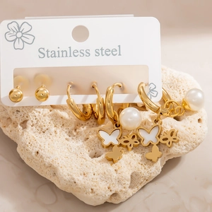 Goldenes Edelstahl Ohrring Set mit eleganten Perlenanhängern und Schmetterling Charms