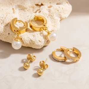 Dreiteiliges Edelstahl-Ohrring-Set mit Goldreifen, Perlen und CZ-Herz-Ohrsteckern