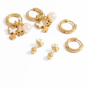 Detailliertes Set aus 18k vergoldeten Titanohrringen mit Schmetterlings- und Perlenanhänger