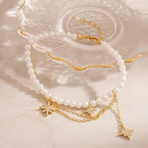 Französisches Vintage-Perlenarmband mit goldenen Sternanhängern und verstellbarer Kette