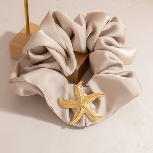 Eleganter champagnerfarbener Satin-Haargummi mit goldenem Seestern-Anhänger