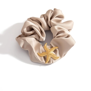 Luxuriöser Satin-Haargummi in Champagner mit goldenem Seestern-Anhänger-Detail