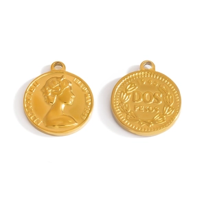 Dettaglio macro di ciondoli moneta d'oro con profilo di Elisabetta II lucido