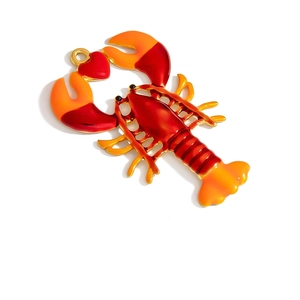 Dettaglio del ciondolo a forma di aragosta in smalto rosso-arancio con gancio a cuore