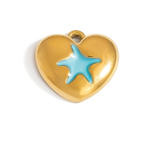 Dettaglio di un ciondolo a cuore dorato con stella marina in smalto azzurro e finitura lucida