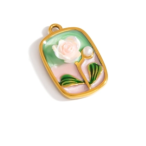 Pendente rettangolare in oro con rosa in resina e perla su base smaltata rosa