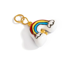 Dettaglio di un ciondolo in smalto a forma di arcobaleno e nuvola con anello in metallo dorato