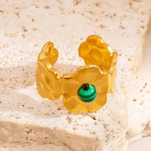 Anello aperto in acciaio al titanio placcato oro 18K con design a fiore e pietra naturale verde