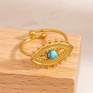 Vista macro dell'anello regolabile in oro 18k con occhio del male e perla turchese naturale