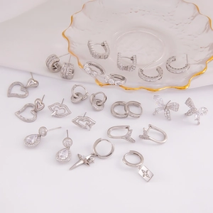 Collection détaillée de boucles d'oreilles en argent 925 avec cœurs et gouttes