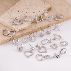 Gros plan détaillé de boucles d'oreilles en argent S925 avec zircons en forme de cœur et étoile