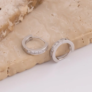 Détail de boucles d'oreilles créoles en argent 925 ornées de zircons étincelants