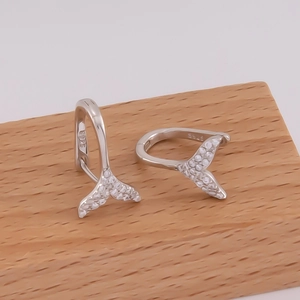 Gros plan détaillé des boucles d'oreilles queue de sirène en argent S925 avec texture