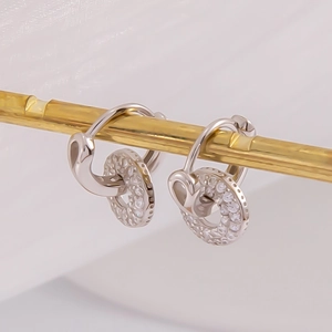 Gros plan de boucles d'oreilles en argent 925 avec pendentifs ronds sertis de zircons