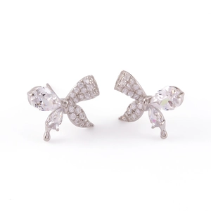 Détail de boucles d'oreilles papillon avec placage en argent et pendants en zircone