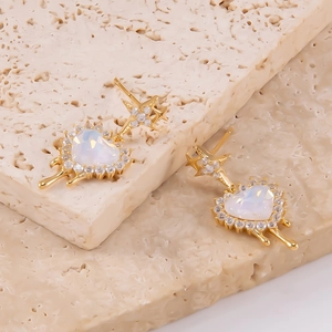 Detailansicht der herzförmigen Opal-Ohrringe mit Vergoldung und Zirkonia-Akzenten