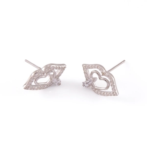 Détail de boucles d'oreilles double cœur en argent 925 avec cristaux pavés étincelants