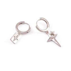 Boucles d'oreilles asymétriques en argent 925 avec motifs étoiles et zircons brillants