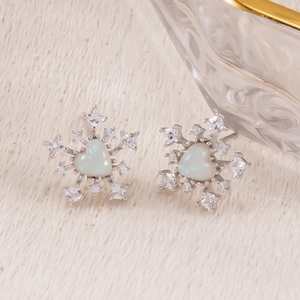 Makro-Detail von 925er Silber Schneeflocken-Ohrringen mit Herz-Opal und funkelnden Zirkonen