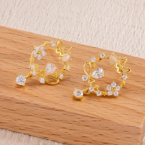 Exquisite vergoldete Schmetterlings-Blumenohrringe mit weißen Perlen und Zirkonia-Verzierung