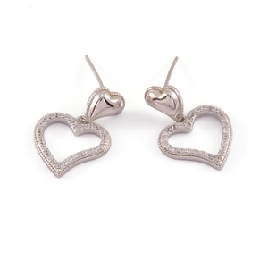 Détails des boucles d'oreilles double cœur en argent 925 avec incrustation de zircone