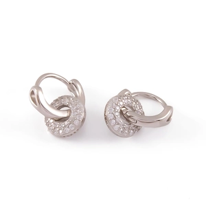 Gros plan détaillé des boucles d'oreilles créoles en argent 925 et zircons blancs