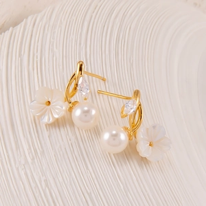 925 Silber Blumenperlen Ohrstecker mit Muschelpetalen und Goldfinish für Frauen