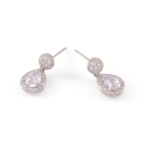 Détail des boucles d'oreilles goutte en argent 925 avec cristaux halo et pavé