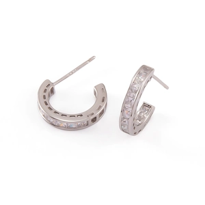 Gros plan sur boucles d'oreilles créoles S925 en argent et zircons carrés
